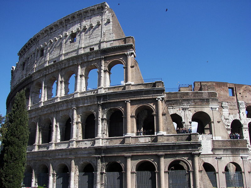 800px-Colosseum_(Rome)_15