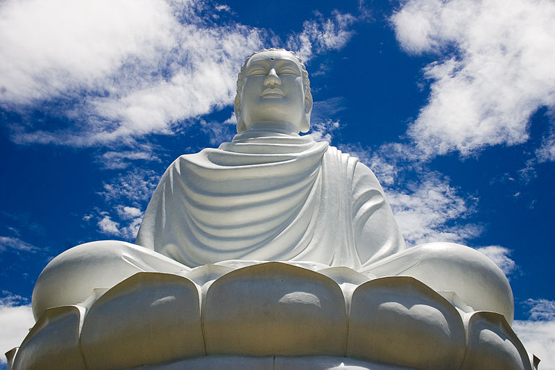 800px-Buddha_statue,_Nha_Trang