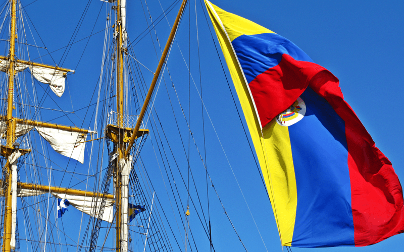 800px-Colombian_flag_on_ARC_Gloria
