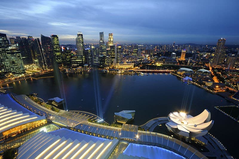800px-Marina_Bay_and_the_Singapore_skyline_at_dusk_-_20110311